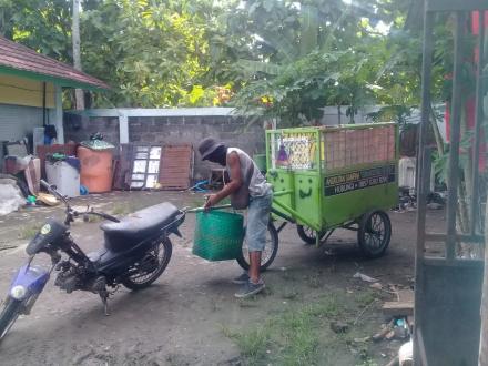 KEGIATAN MOBILPENGANGKUT SAMPAH KELILING DESA SRIHARDONO